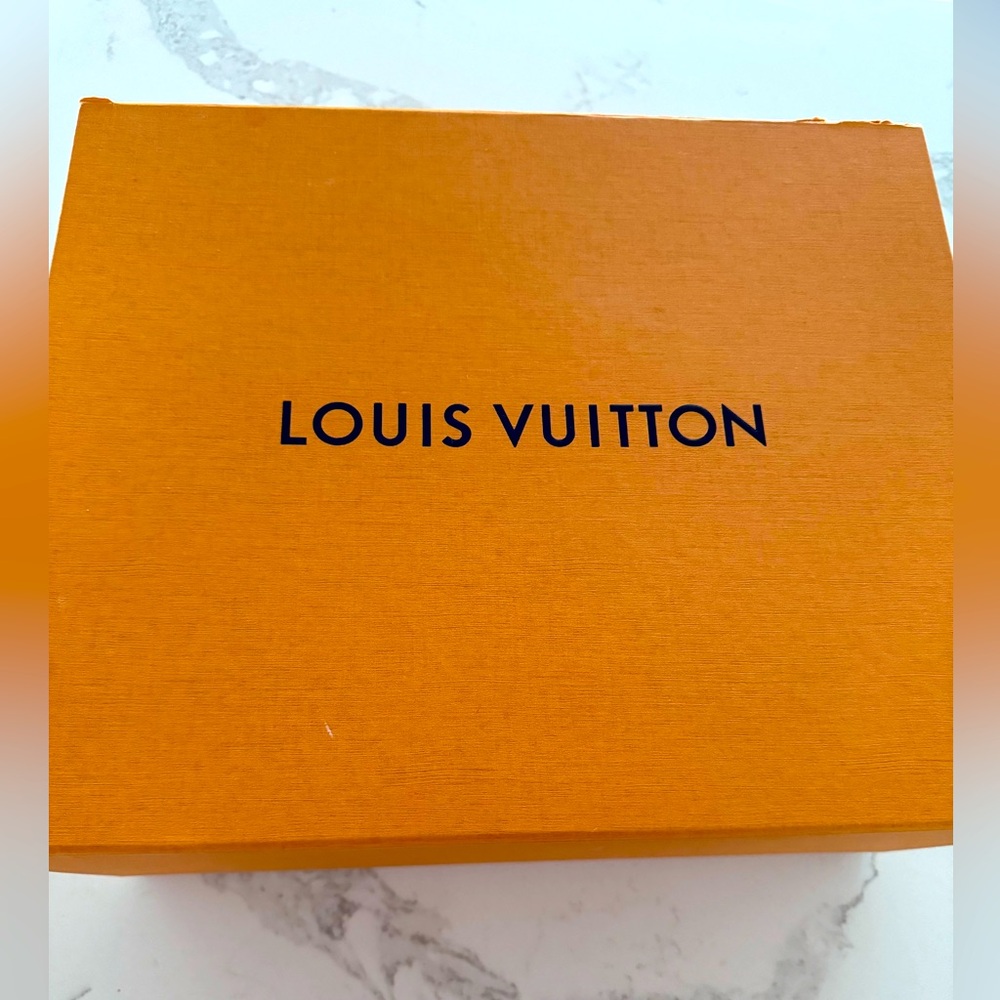 LV Capucines BB handbag, New condition,Taupe Color, it comes with box,dust bag. - Picture 6 of 6